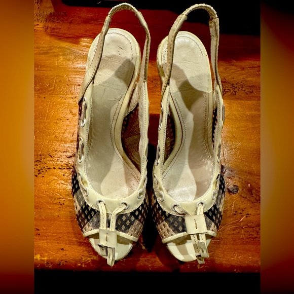 Beautiful gently used Burberry wedged in size 37 - Picture 1 of 4